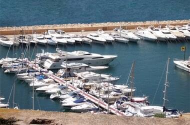 Fritidsbåtar och yachter i hamnen i Spanien 