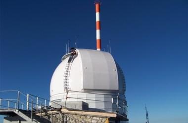 En observationskupol med en diameter på 8,5 m på toppen av Wendelstei.