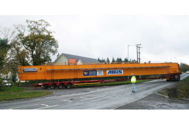 En kran med en lastkapacitet på 150 ton transporteras till Autolaunch Ltd. för att användas där.