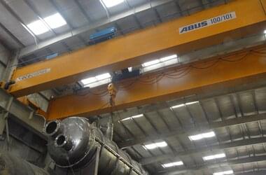 En lyftkran med en lastkapacitet på 100 ton används i produktionen i företaget DESCON Engineering HFZC