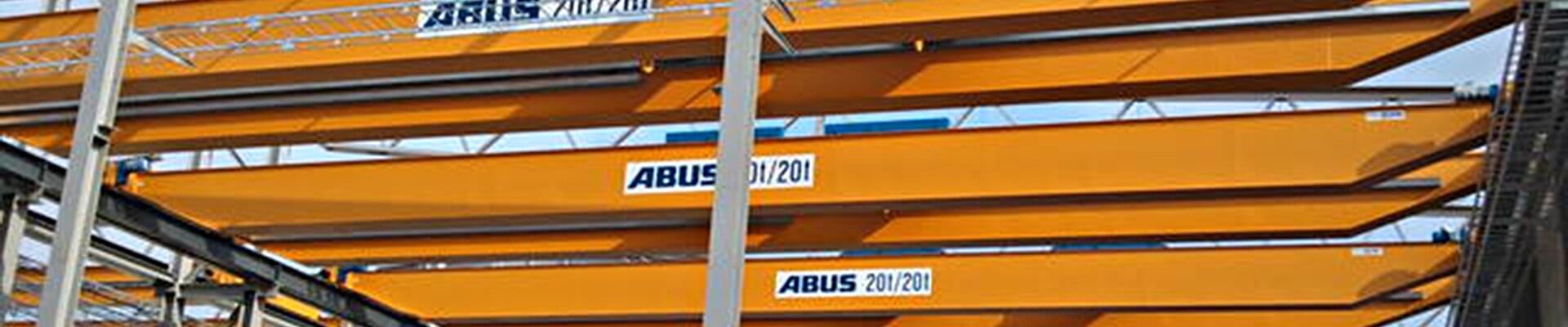 ABUS-bilkran med en lastkapacitet på 20 ton och 20 ton i en produktionshall för stålkonstruktioner i Sverige