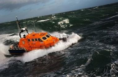 Royal National Lifeboat Institution livbåt på öppet hav utanför Englands kust.