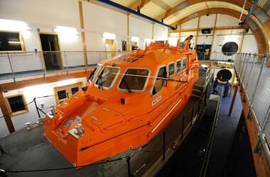 Konstruktion av en livbåt för Royal National Lifeboat Institution med hjälp av en ABUS-kran