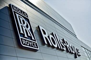 Rolls-Royce-logotypen på byggnaden i Polen