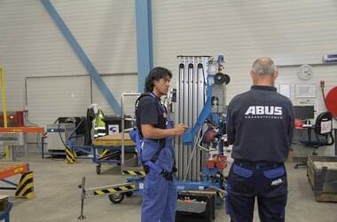 ABUS-kranförare kontrollerar ABUS-kran i produktionshallen hos NedTrain Componenten 