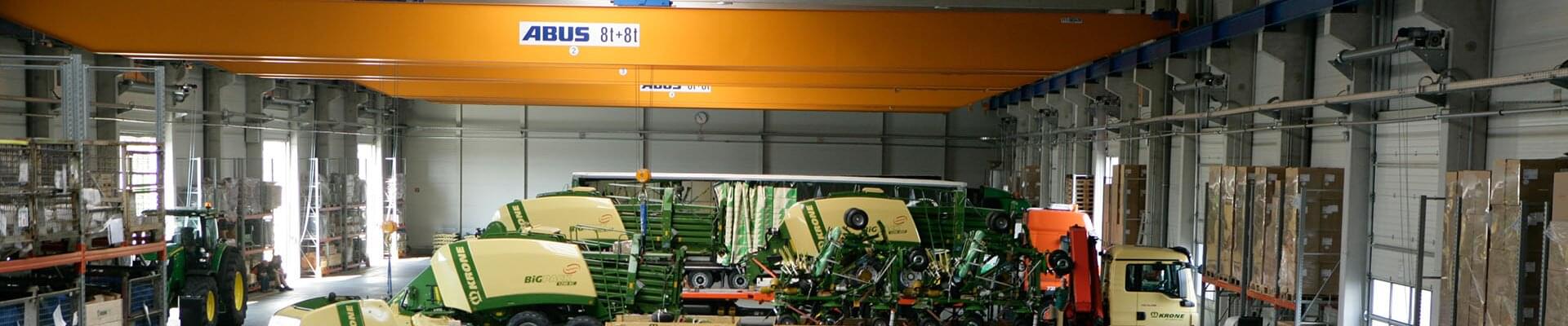 Kran med en lastkapacitet på 8 ton och 8 ton i produktionshallen för lantbruksmaskinteknik i Tyskland
