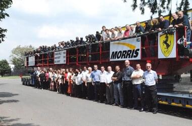 Anställda vid Efficient Engineering framför/på en nyligen levererad ABUS/Morris-kran i Johannesburg, Sydafrika