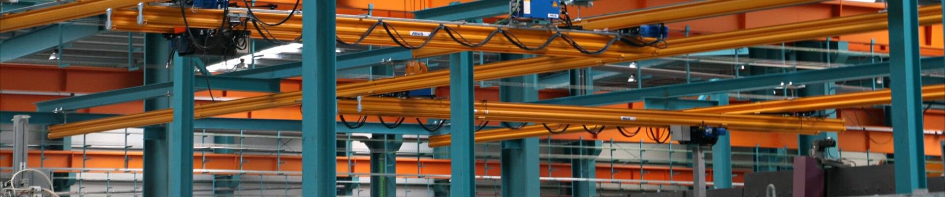 ABUS HB-system med elektrisk kedjehiss i drift för glasbearbetning i Spanien