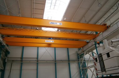 Hissautomater med en lastkapacitet på 20 ton och 80 ton vardera i ENERCO:s produktionshall i Frankrike