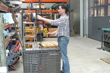 Kranförare på företaget Forthaus kontrollerar en kran som används för att lyfta tunga föremål