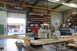Anställd arbetar med HB-system i Lorenz snickeri i Tyskland