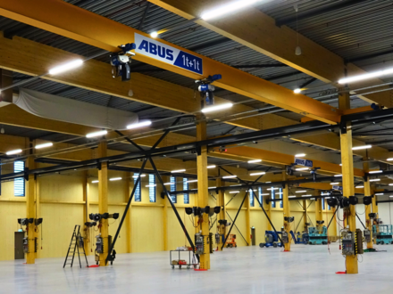 En gul ABUS-kran i en produktionshall hos Blueprint Automation (BPA)