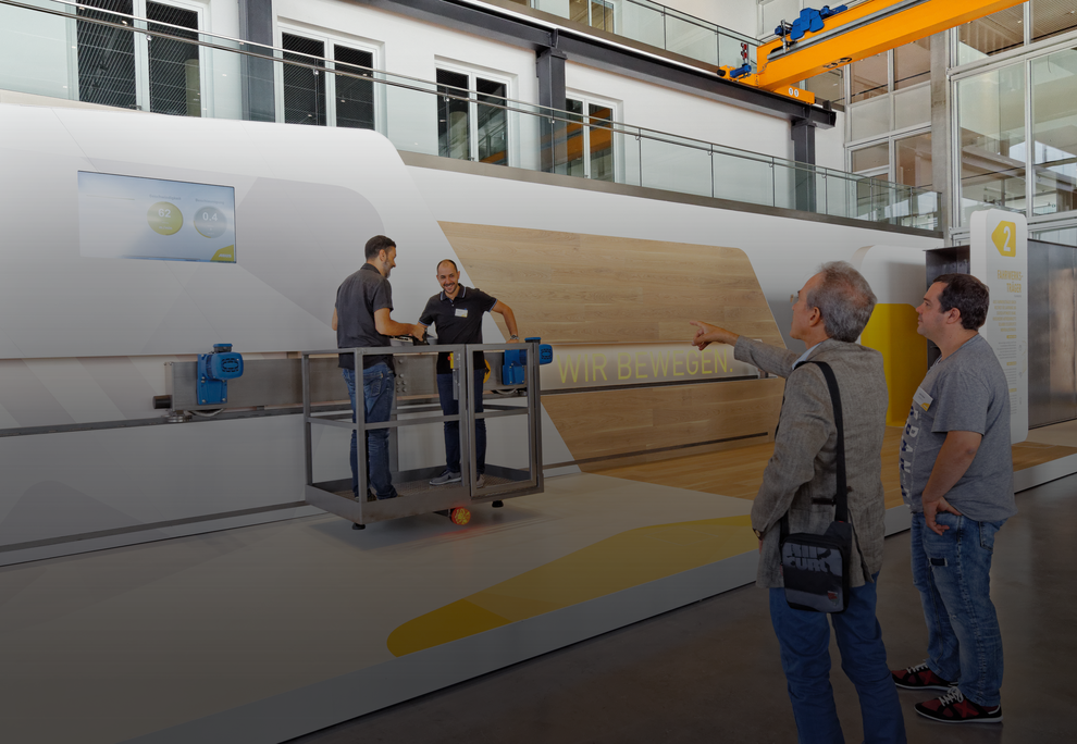 Guidad tur genom Expo-Center ”KranHaus” med en medarbetare från ABUS Kransystem AB. Vid stationen med ett åkverk med hisskorg kan man uppleva de olika drivkoncepten.