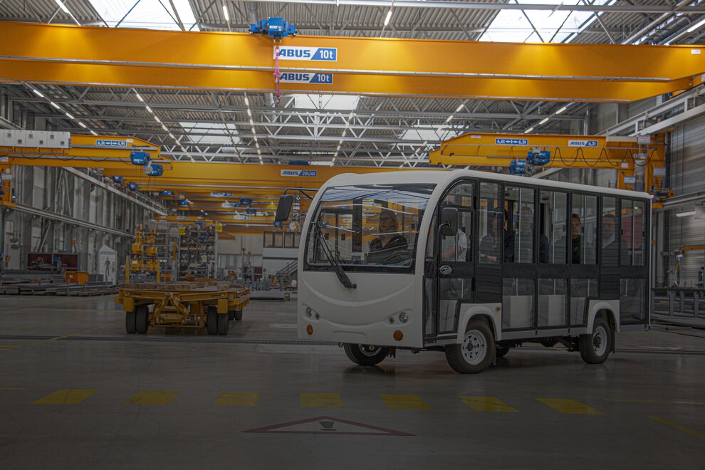 Besökare på en fabriksrundtur får uppleva produktionen i Gummersbach-Herreshagen från en golfbil.Besökare på en fabriksrundtur får uppleva produktionen i Gummersbach-Herreshagen från en golfbil.