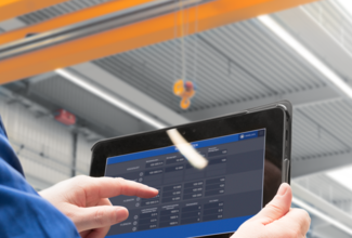 Mitarbeiter bedient das System ABUControl auf einem Tablet