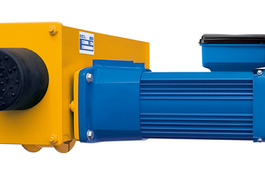 Bilden visar en påbyggnad. Ändbuffertar är monterade på framsidorna. Ett drivsystem är flänsat på sidan.