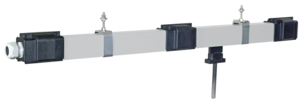 Bilden visar ett säkerhetssträckledningssystem av typen KBH tillsammans med två upphängningsbygel. I sträckledningssystemet är en strömavtagare med en kabel fäst.