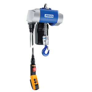 Bilden visar en tvåsträngad kedjetalja av storlek GM4. Den är försedd med ett kedjeförråd och en hängande manöverpanel med två knappar för manövrering.