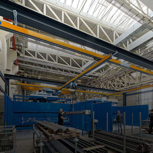 En EHB-enbalkkran i en industrihall möjliggör transport av laster över hela takytan.