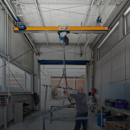 ABUS-enbalkkran EHB-I i fabrikslokalen med en lyftkapacitet på upp till 1,25 ton och en spännvidd på upp till 10 meter.