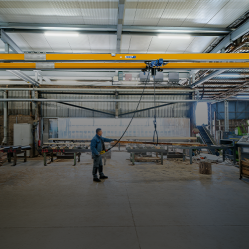 ABUS tvåbalkkran ZHB-I i industrihall med en lyftkapacitet på upp till 2 ton och en spännvidd på upp till 12 meter.