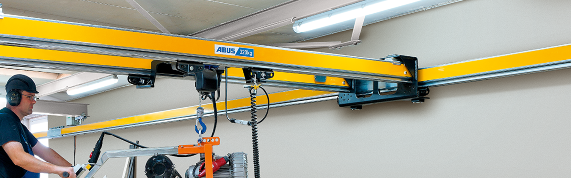 ABUS tvåbalkkran ZHB-X i industrihallen för säker lyftning och effektiv materialtransport.