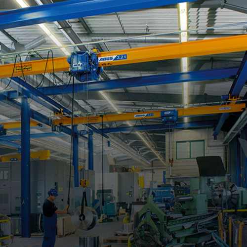 ABUS-takkranar i en industrihall med en lyftkapacitet på upp till 8 ton och en spännvidd på upp till 25 meter för utrymmesbesparande materialtransport.