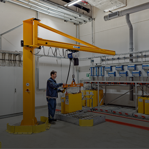 ABUS pelarsvängkran LS för ergonomisk materialhantering på arbetsplatsen.