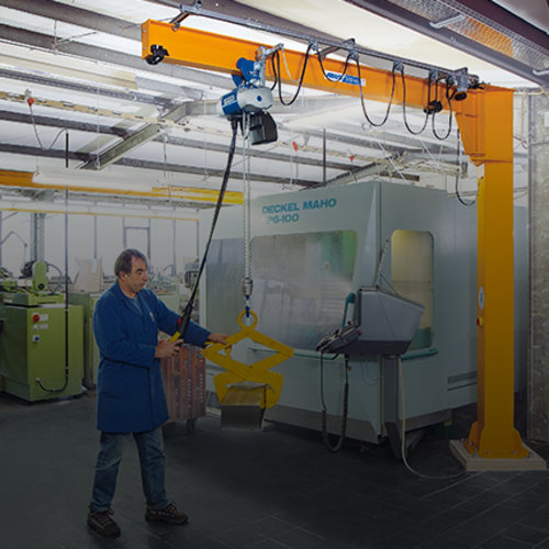 ABUS pelarsvängkran LSX i en produktionshall.