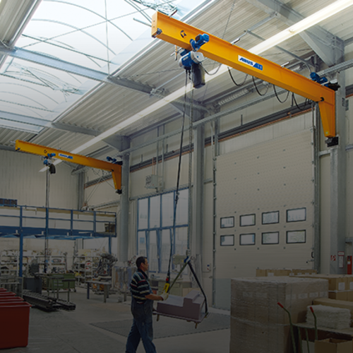 ABUS väggmonterad svängkran VW i en produktionshall.